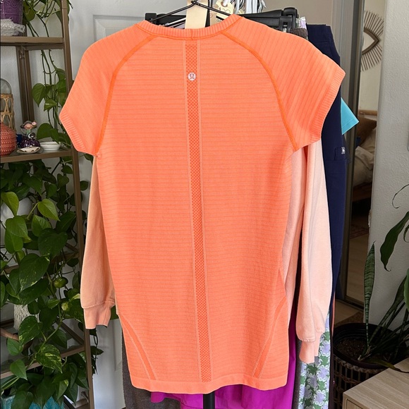 Lululemon Swiftly Tee. Size 6. - Picture 2 of 5
